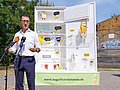 Bundesminister Cem Özdemir vor vier Meter hohem Info-Kühlschrank zum Neustart der Kampagne Zu gut für die Tonne!