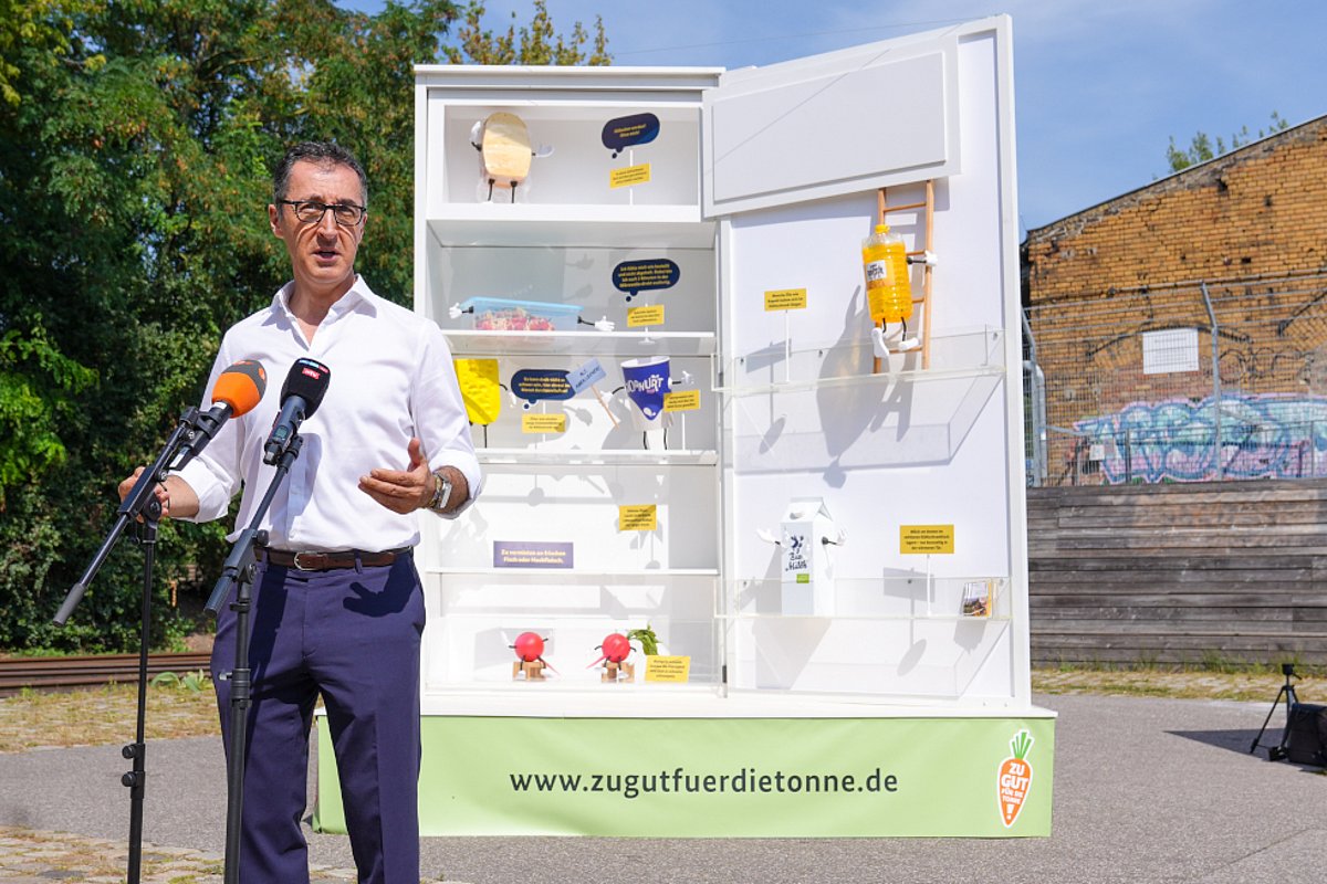 Bundesminister Cem Özdemir vor vier Meter hohem Info-Kühlschrank zum Neustart der Kampagne Zu gut für die Tonne!