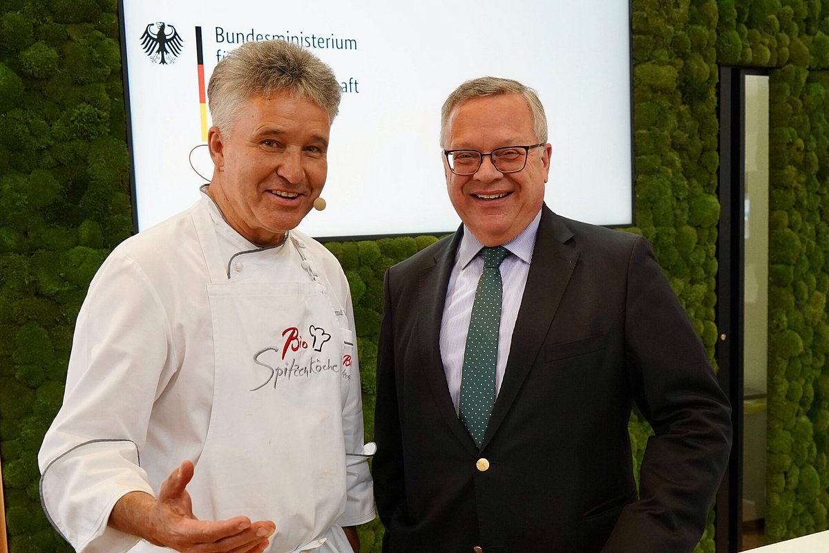 Der Präsident der BLE, Dr. Hans-Christoph Eiden, triff auf den Bio-Spitzenkoch Bernd Trum im Rahmen eines Bio kann jeder-Workshops im Juni 2022.