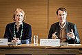 Bundesfamilienministerin Lisa Paus und Bundesgesundheitsminister Karl Lauterbach sitzen an einem Tisch in einer Pressekonferenz. 