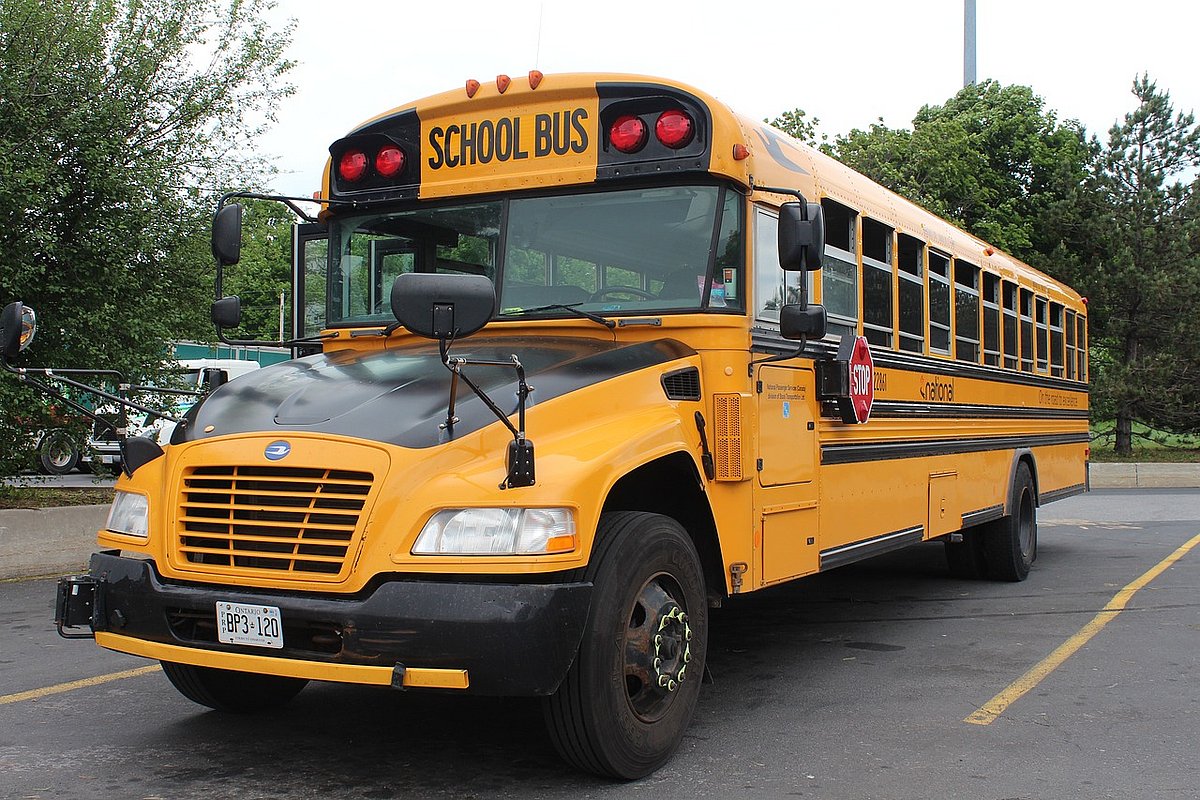 Ein typischer US-amerikanischer gelber Schulbus, älteren Typs.