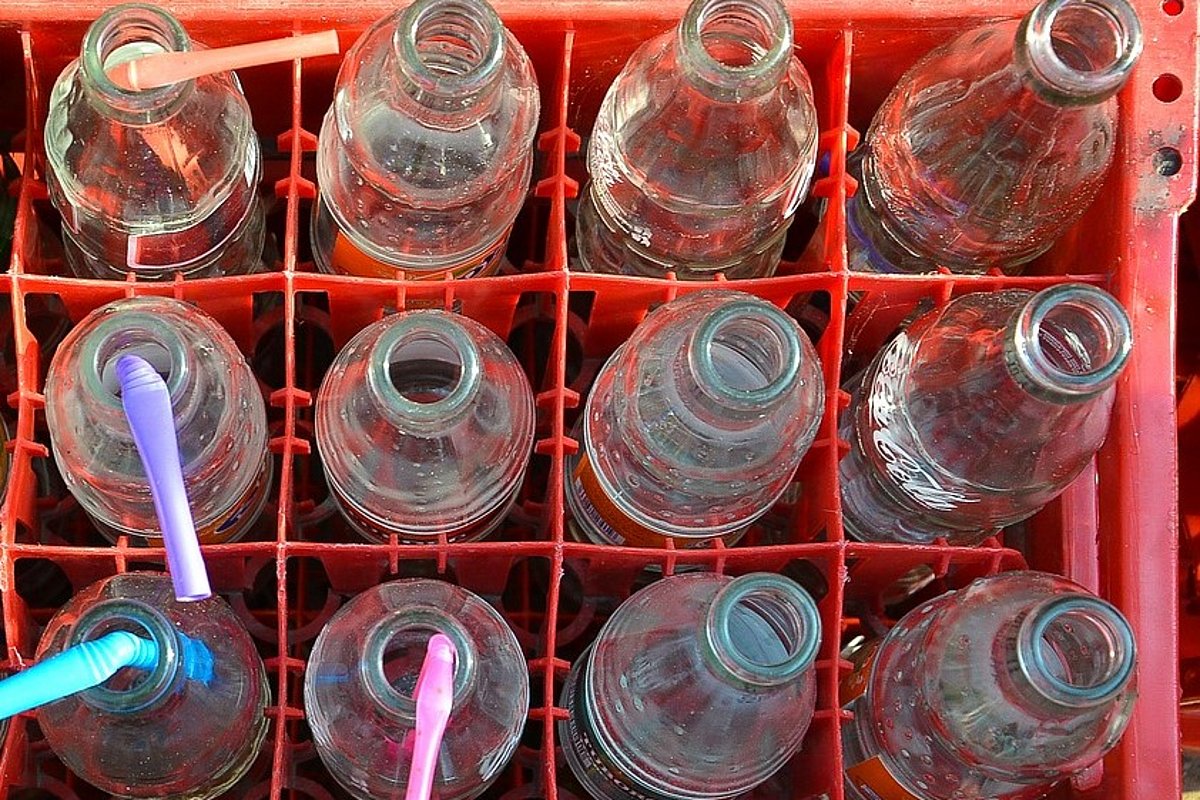 Eine Getränkekiste von oben mit leeren Flaschen