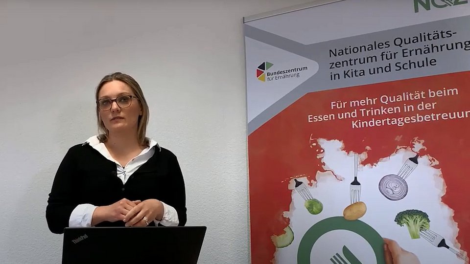 Dr. Henrike Schönau, Referentin im NQZ, beim Vortrag