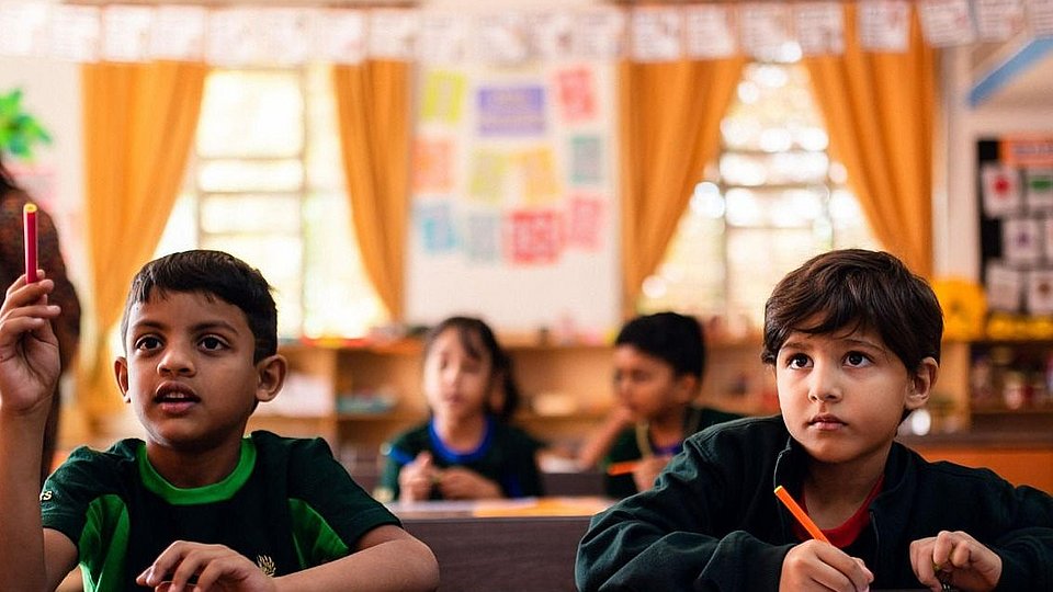 Schulkinder in Großbritannien sitzen in ihrer Schulklasse.
