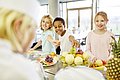 Schulkinder am Obstbuffet