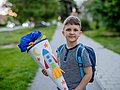 Schulkind mit Schultüte am ersten Schultag. 