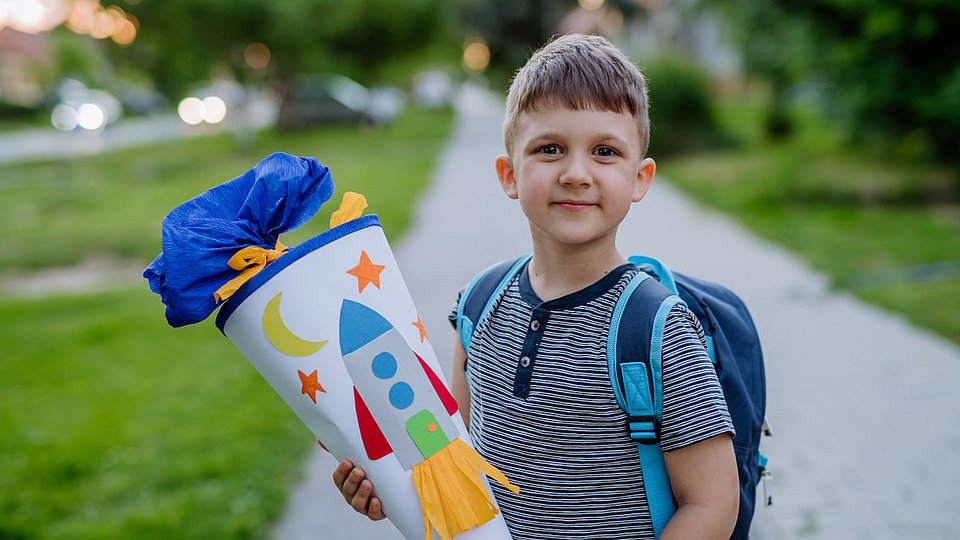 Schulkind mit Schultüte am ersten Schultag. 