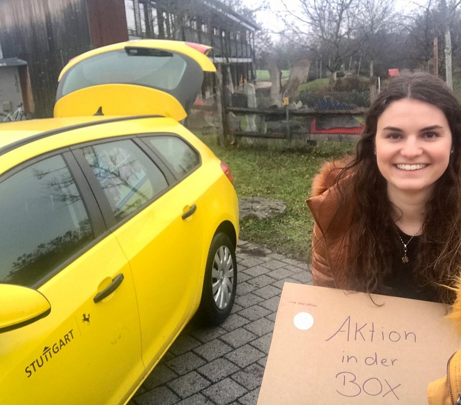 Kita-Mitarbeiterin liefert Aktionsboxen zur Ernährungsbildung aus. 