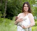Pressefoto zur Weltstillwoche 2022, stillende Mutter mit Baby.