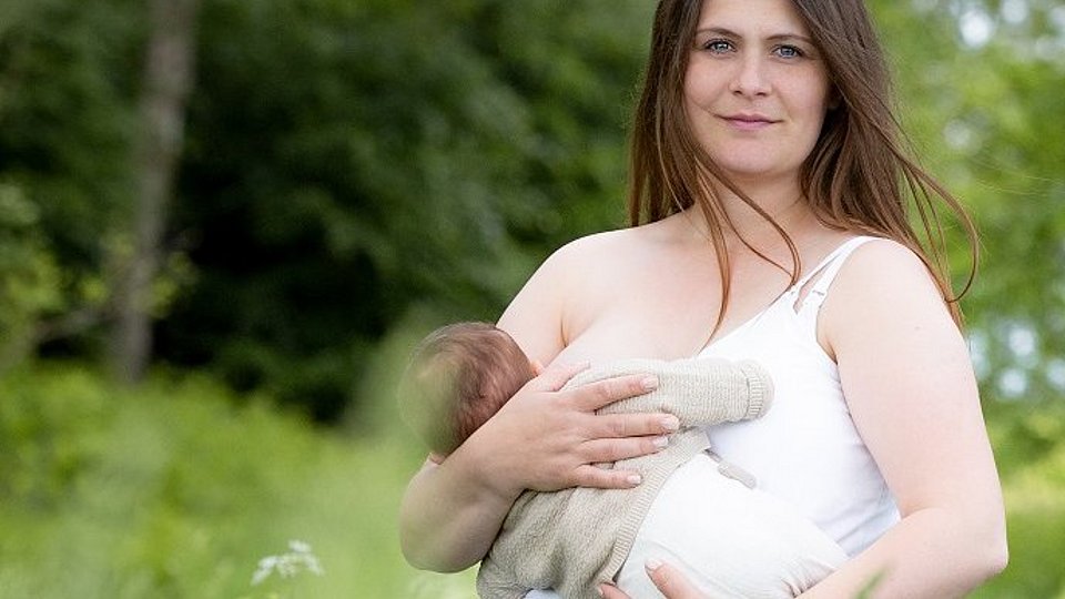 Pressefoto zur Weltstillwoche 2022, stillende Mutter mit Baby.