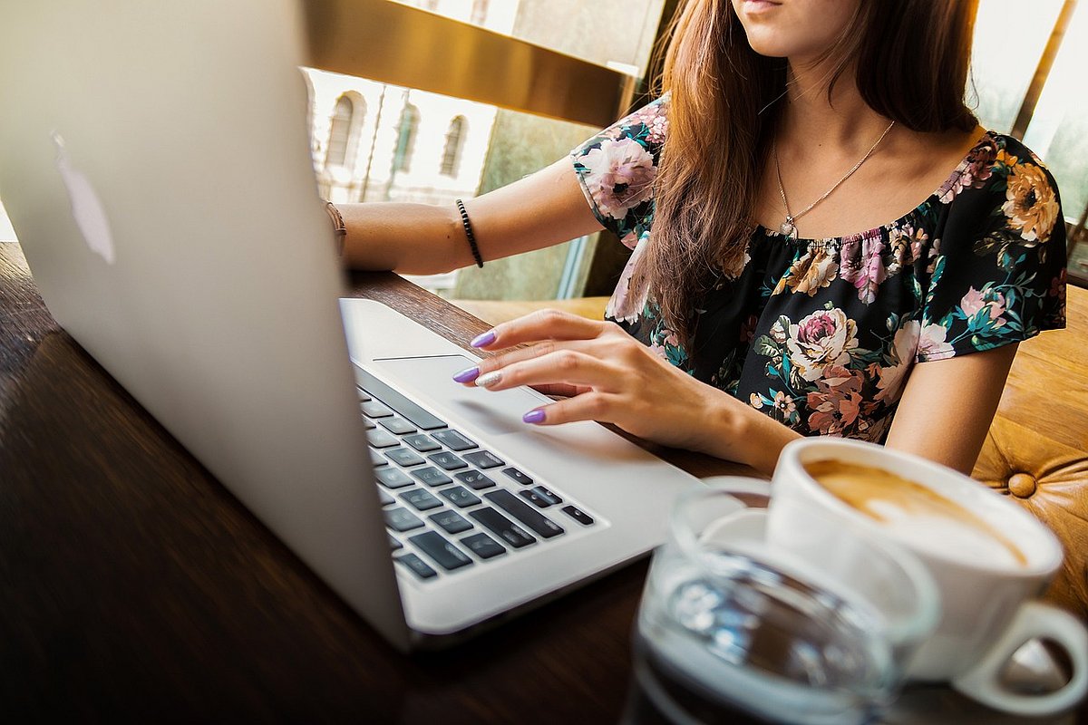 Frau arbeitet an einem Laptop