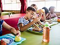 Kinder beim Mittagessen in der Schulmensa