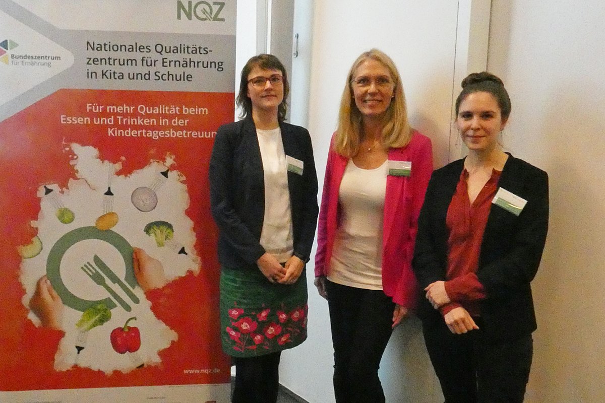 Dr. Juliane Bojahr (BMEL), Dr. Anke Oepping (NQZ) und Clara Brockmeier (BMFSFJ) beim runden Tisch Ernährung in der Kindertagesbetreuung am 21.11.2019 in Berlin