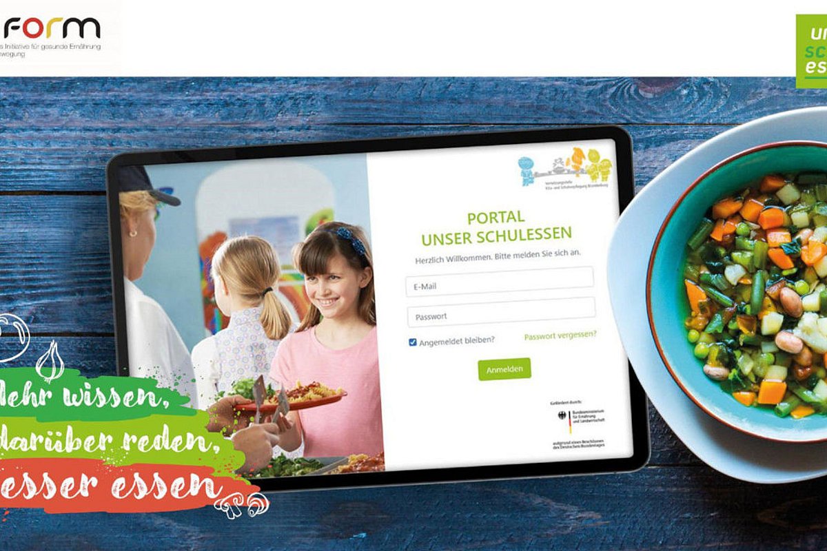 Teaserbild für das Qualitätsmanagement-Tool Unser Schulessen, Tablet mit zugang zu Portal und eine Schüssel mit buntem Gemüseeintopf.