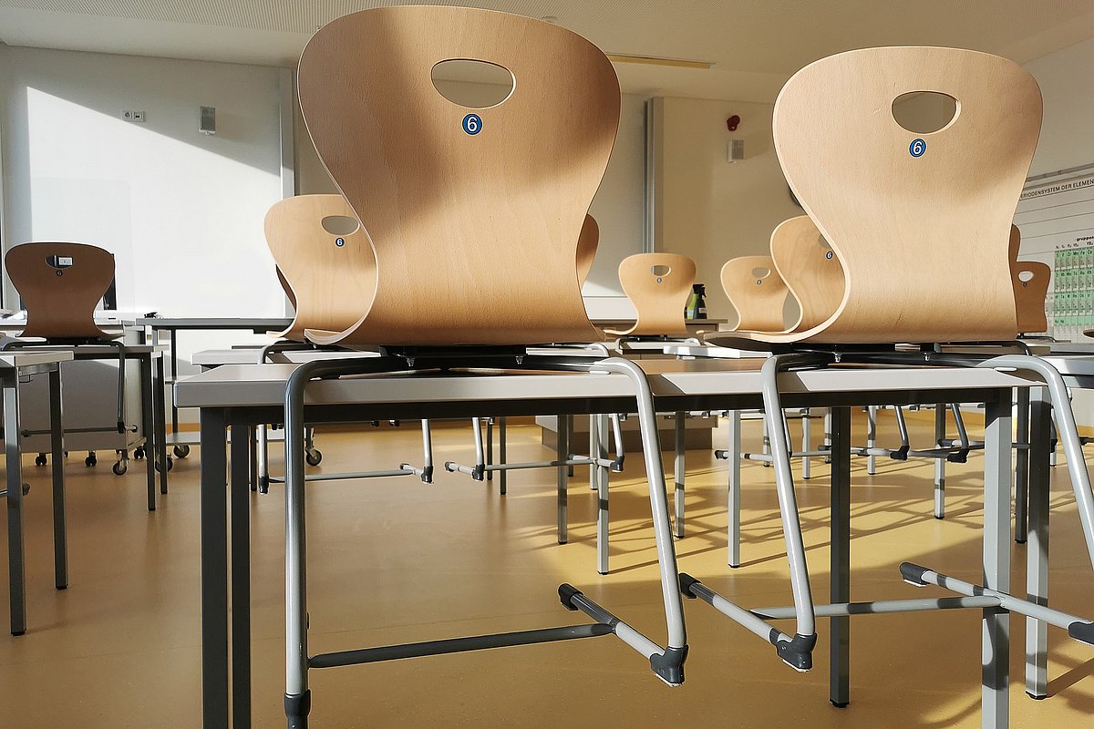 Leerer Klassenraum mit hochgestellten St&uuml;hlen