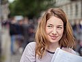 Jugendliche Schülerin hält Schulheft in der Hand. 