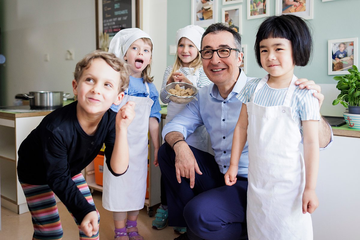 BM Özdemir besucht Berliner Kita.