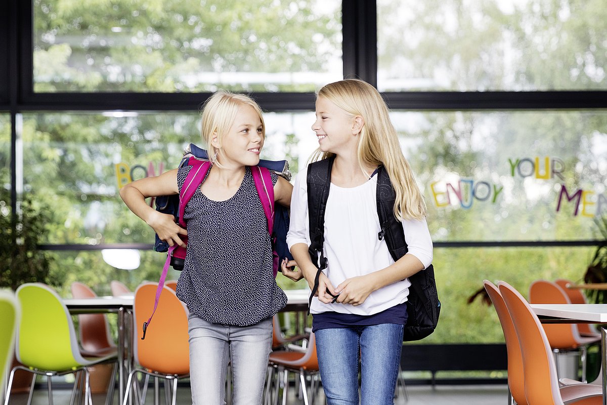 Zwei Grundschülerinnen in der Schulmensa