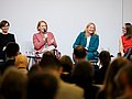 Die Bundesministerinnen Paus und Stark-Watzinger diskutieren auf dem Ganztagschulkongress 2024.