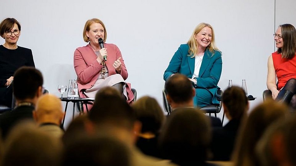 Die Bundesministerinnen Paus und Stark-Watzinger diskutieren auf dem Ganztagschulkongress 2024.