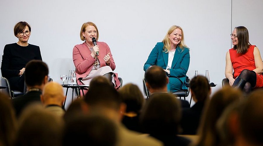 Die Bundesministerinnen Paus und Stark-Watzinger diskutieren auf dem Ganztagschulkongress 2024.