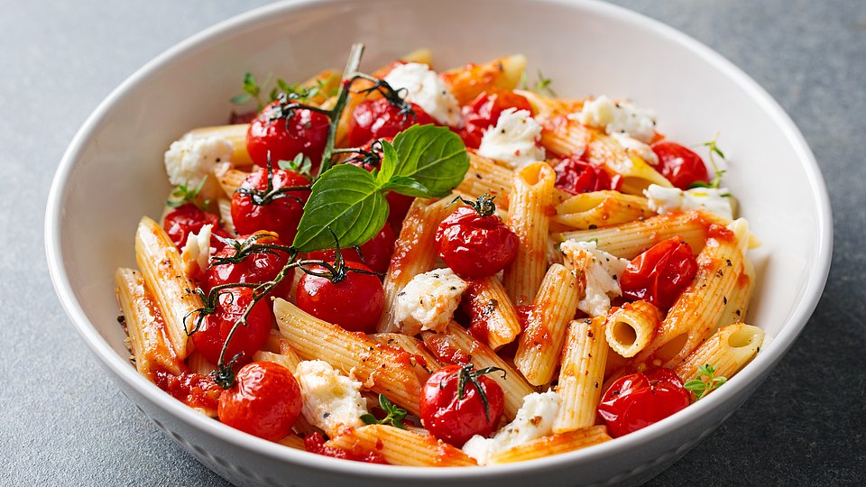 Teller mit Pasta, Tomaten, Mozzarella