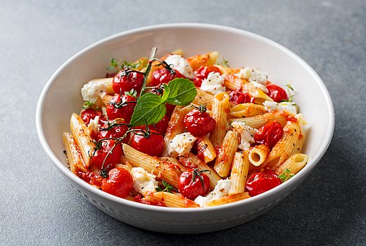 Teller mit Pasta, Tomaten, Mozzarella
