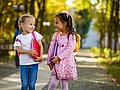 Zwei Kinder gehen zur Schule. 