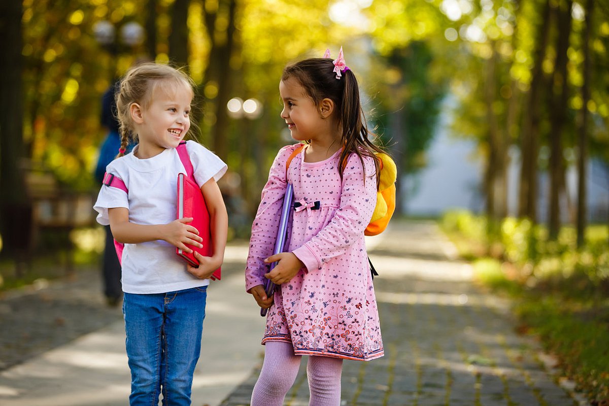 Zwei Kinder gehen zur Schule. 