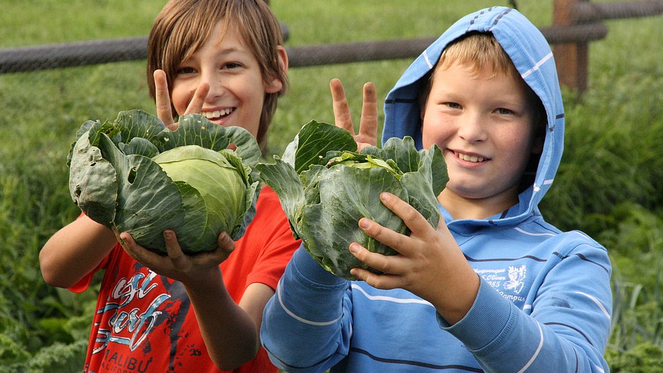 Schüler*innen mit Kohlköpfen