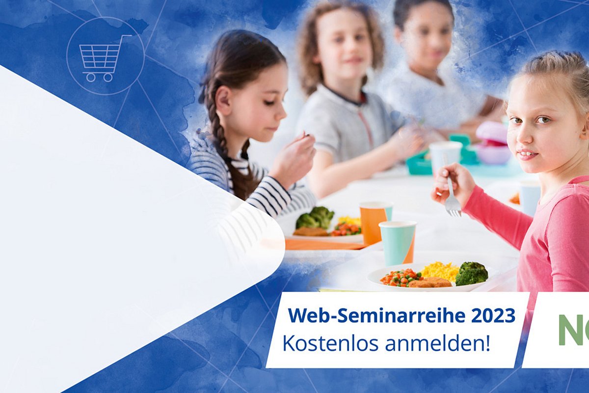 Coverfoto für die Webinar-Reihe Beschaffungsmanagement in der Schulverpflegung 2023. Schülerinnen sitzen an einem Tisch und haben ihr Mittagessen auf einem Tablett.
