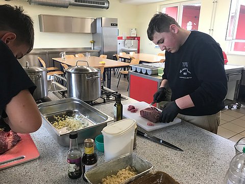 Schüler kocht in Schulküche der Haidefeld-Schule.