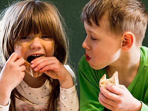 Kinder essen Brot