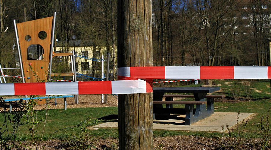 Abgesperrter Spielplatz in der Corona-Pandemie