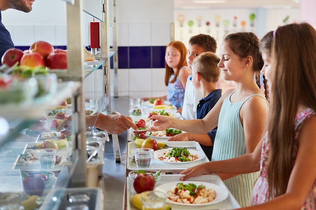 Kinder an der Essensausgabe der Schule.