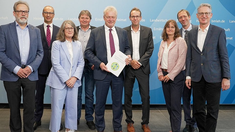 WBAE Übergabe Gutachten zu Alternativprodukten für tierische Lebensmittel an Bundesminister Rainer. 