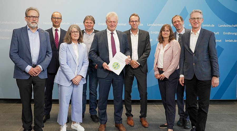 WBAE Übergabe Gutachten zu Alternativprodukten für tierische Lebensmittel an Bundesminister Rainer. 