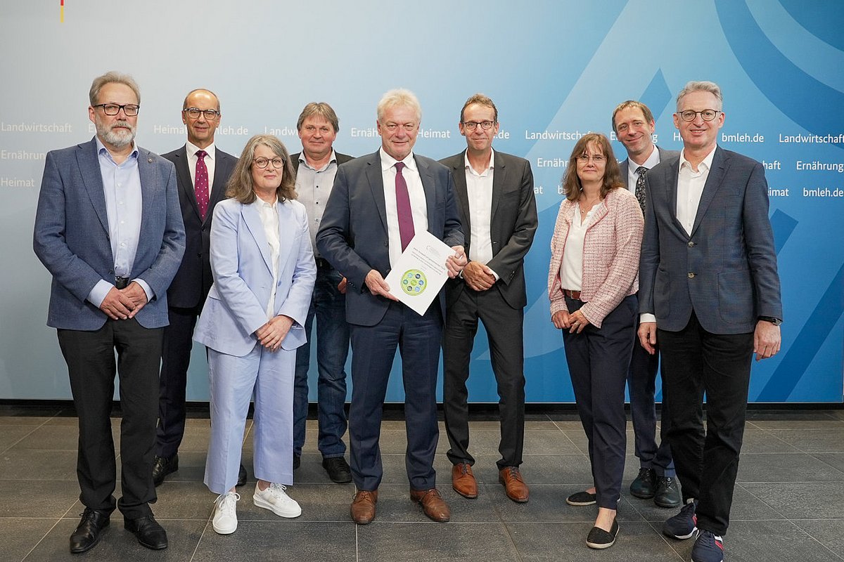 WBAE Übergabe Gutachten zu Alternativprodukten für tierische Lebensmittel an Bundesminister Rainer. 