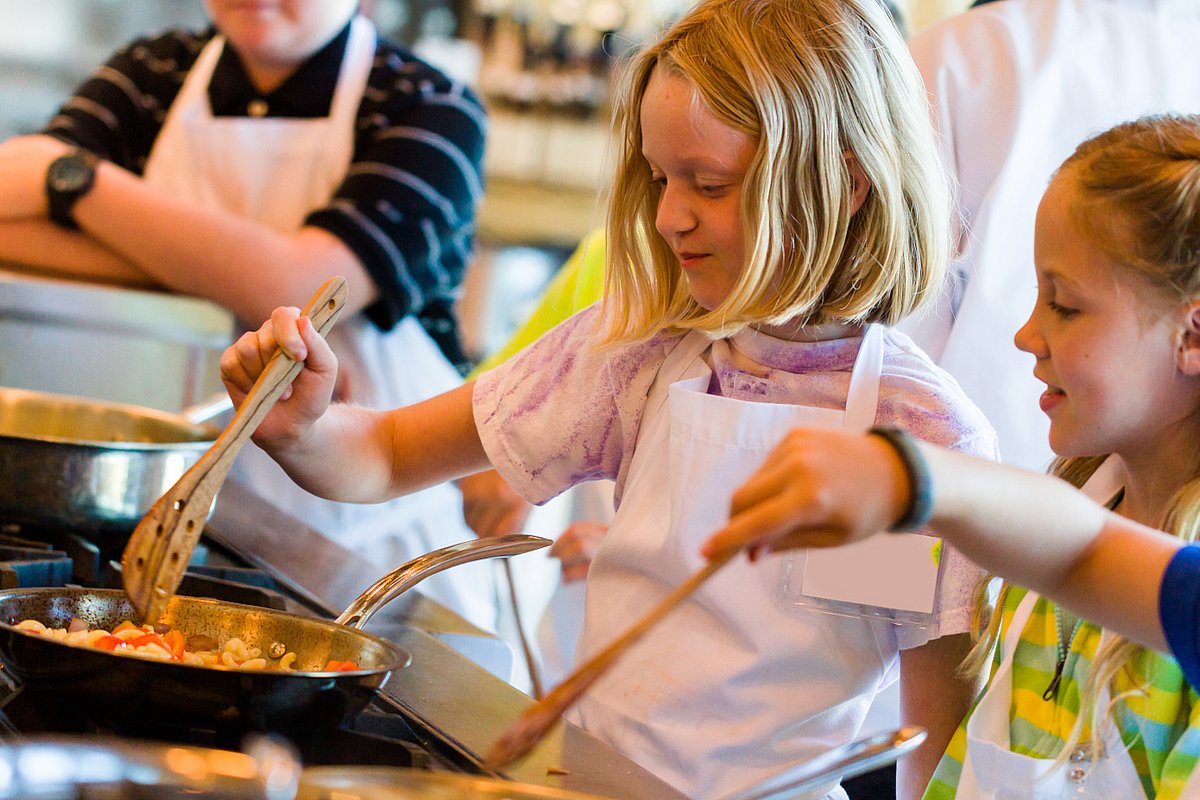 Ernährungsbildung ganz praktisch: Kinder kochen in der Schule.