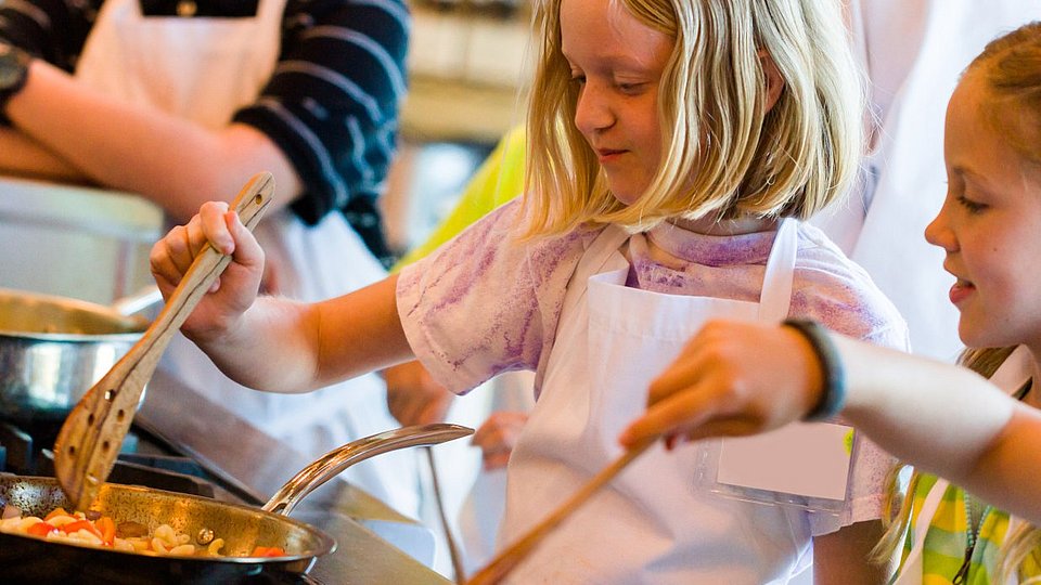 Ernährungsbildung ganz praktisch: Kinder kochen in der Schule.