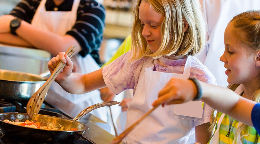 Ernährungsbildung ganz praktisch: Kinder kochen in der Schule.
