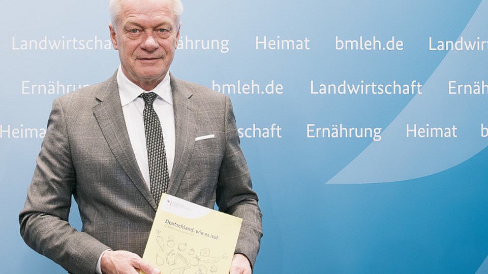 Bundesernährungsminister Alois Rainer stellt den Ernährungsreport 2025 vor.