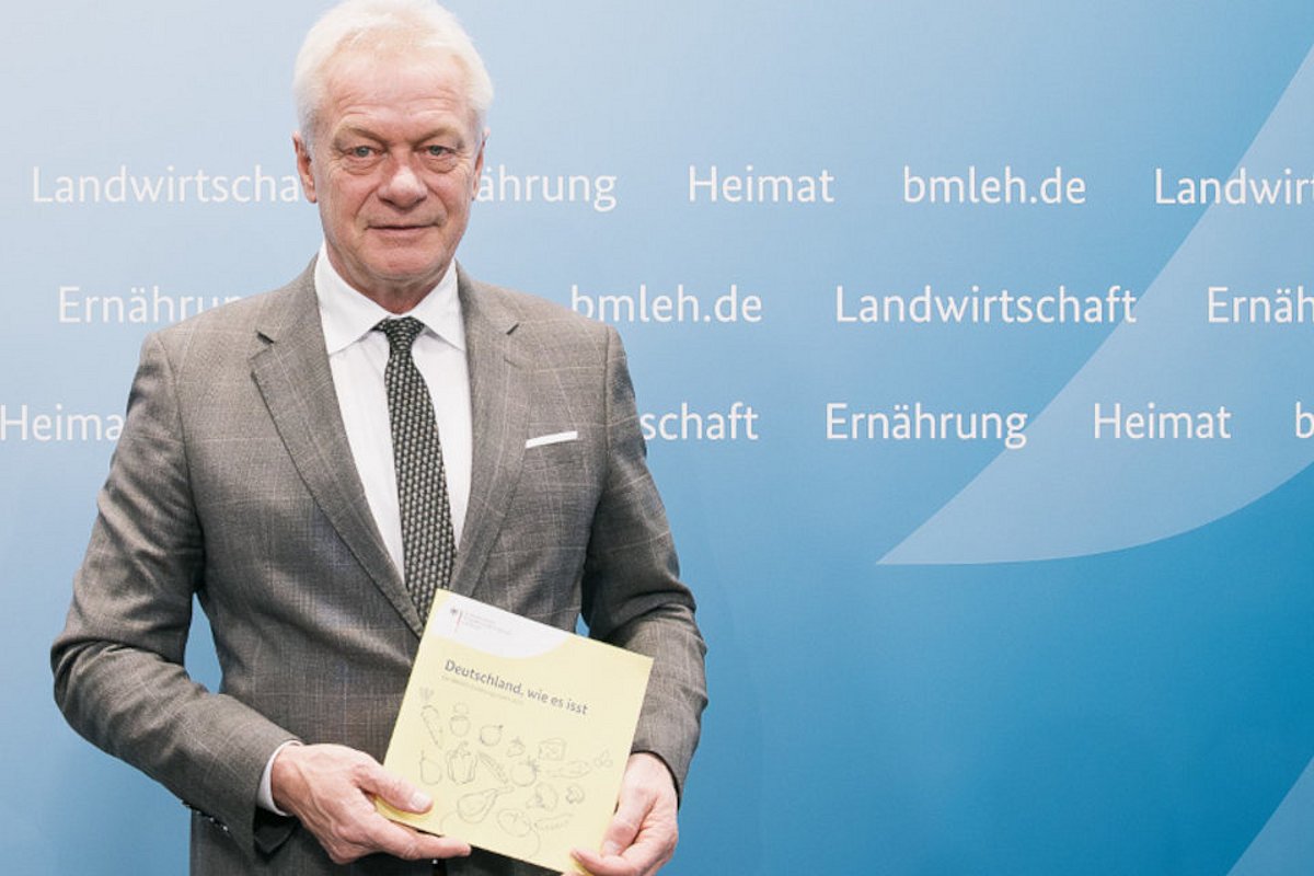 Bundesernährungsminister Alois Rainer stellt den Ernährungsreport 2025 vor.