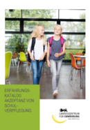 Deckblatt: Zwei lächelnde Schülerinnen kommen aus der Mensa