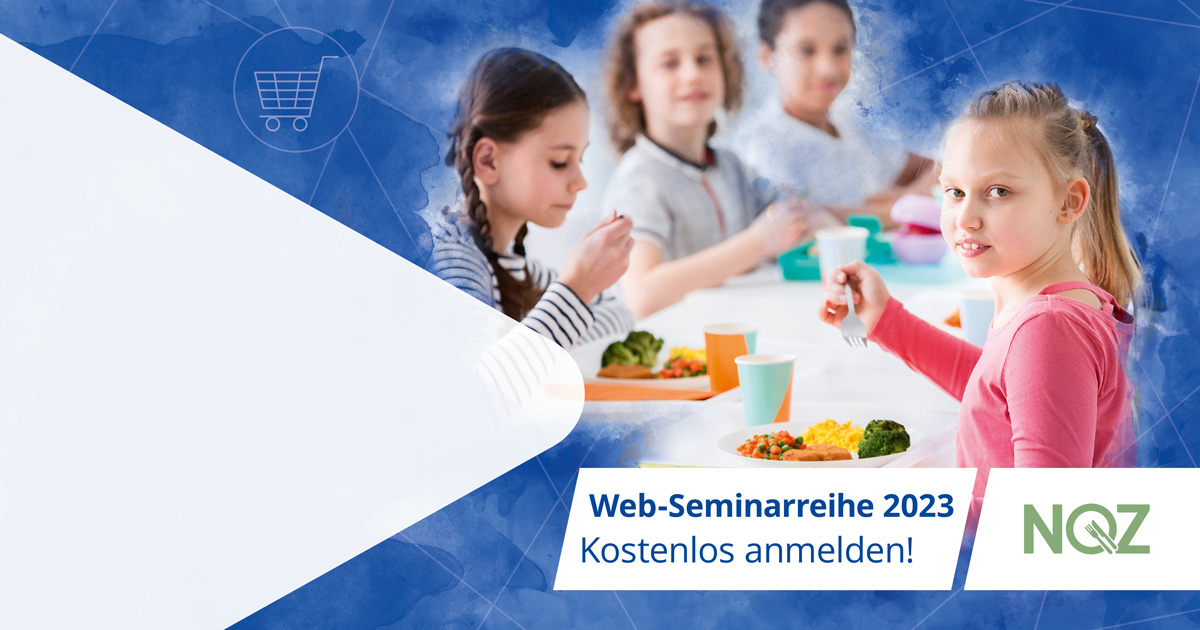 Coverfoto für die Webinar-Reihe Beschaffungsmanagement in der Schulverpflegung 2023. Schülerinnen sitzen an einem Tisch und haben ihr Mittagessen auf einem Tablett.