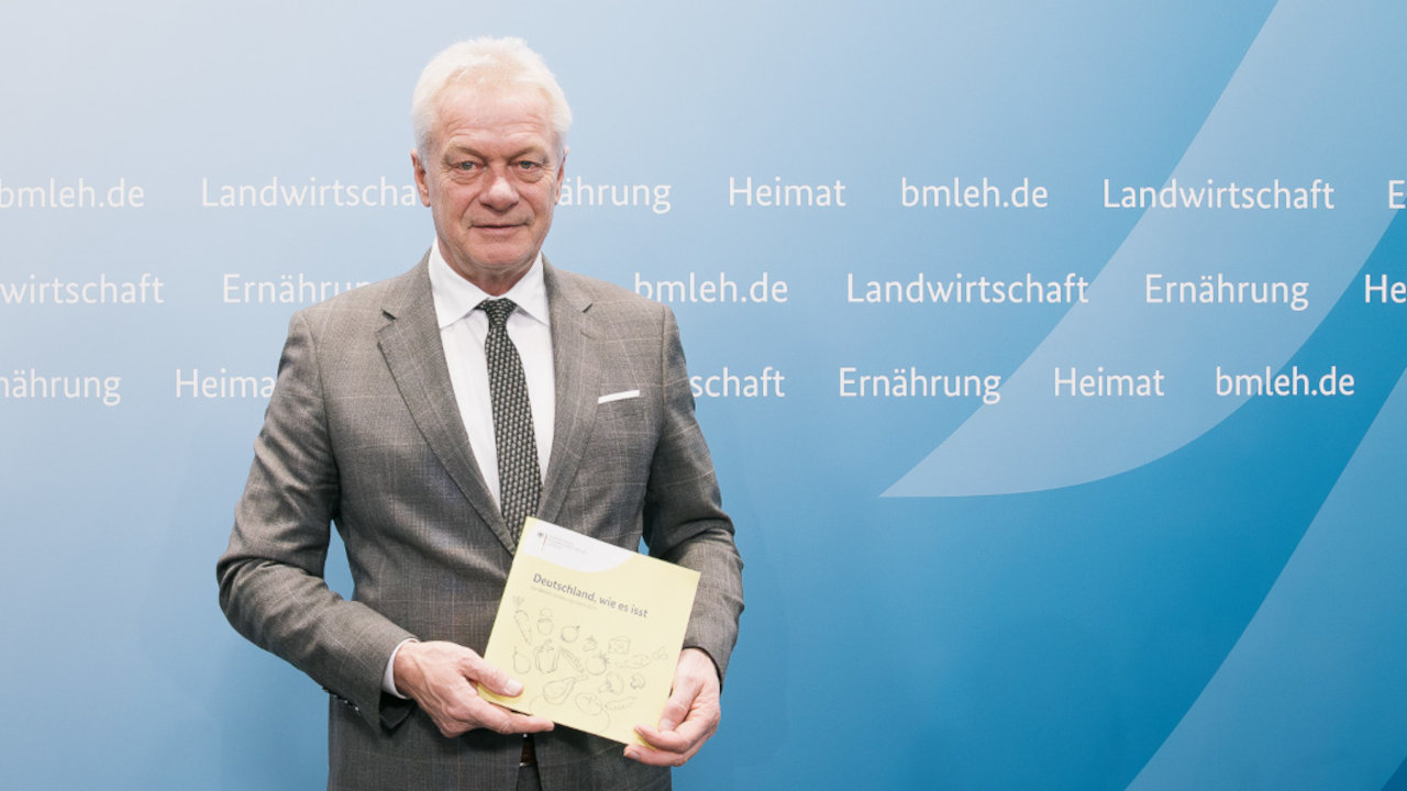 Bundesern&auml;hrungsminister Alois Rainer stellt den Ern&auml;hrungsreport 2025 vor.